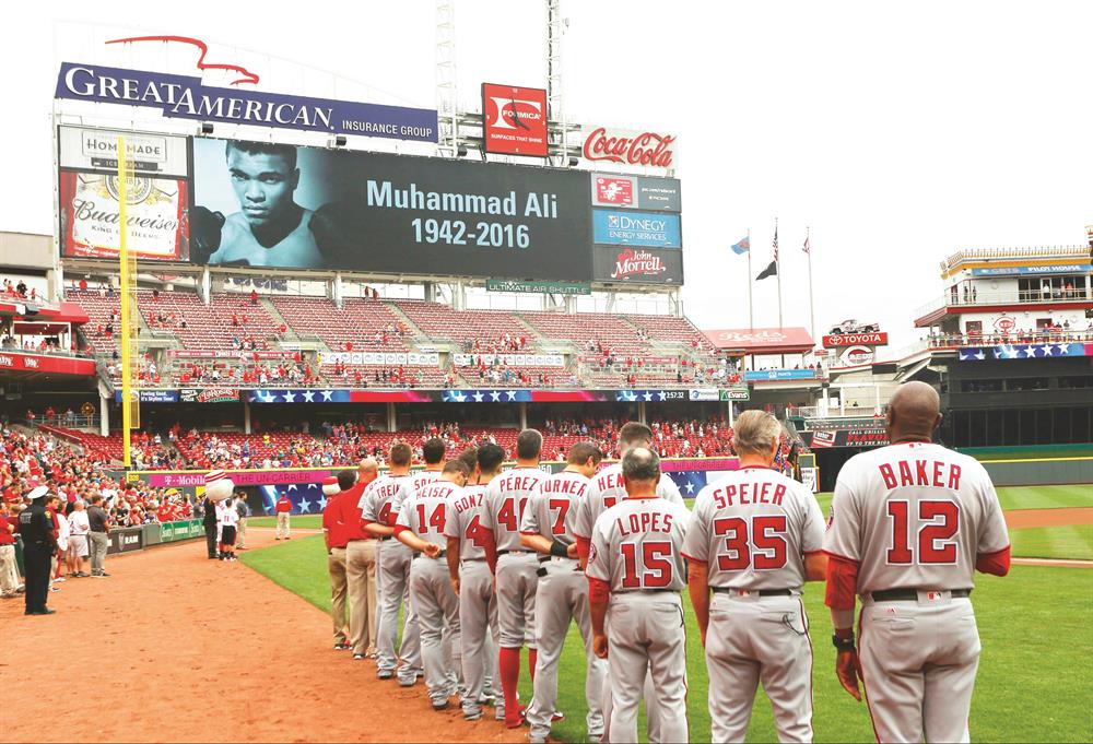 Boks dünyasının efsanesini ABD’li sporcular da unutmadı. Washington Nationals ile Cincinnati Reds arasında oynanan beyzbol müsabakası öncesi sporcular, Muhammed Ali için saygı duruşunda bulundu.