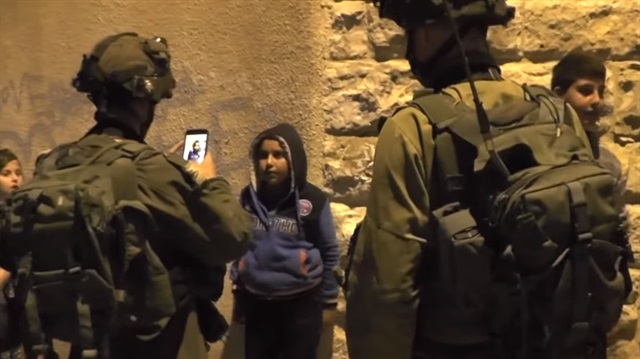 İsrail ordusu Filistin'de küçük çocukları gözaltına aldı ile ilgili görsel sonucu