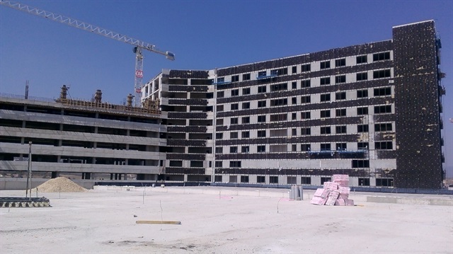 Kamu-özel iş birliğiyle 2014 yılında temeli atılan ve bin 250 yatak kapasitesi bulunacak olan Mersin Şehir Hastanesi'nin Ağustos ayında hizmete girmesi hedefleniyor.