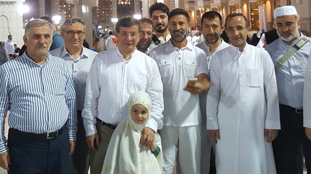 Davutoğlu'nun yanındaki çocuğun, eski öğrencisinin kızı olduğu belirtildi.