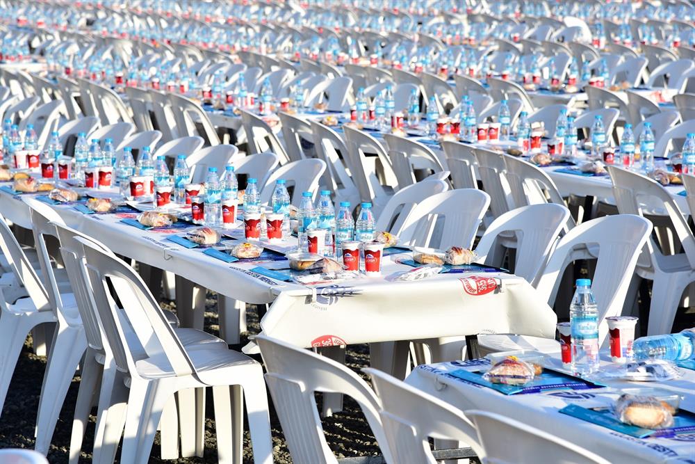 İstanbul Büyükşehir Belediyesi tarafından düzenlenen iftar; İBB personeli, aşevleri ve açık hava iftarı için veriliyor. 
