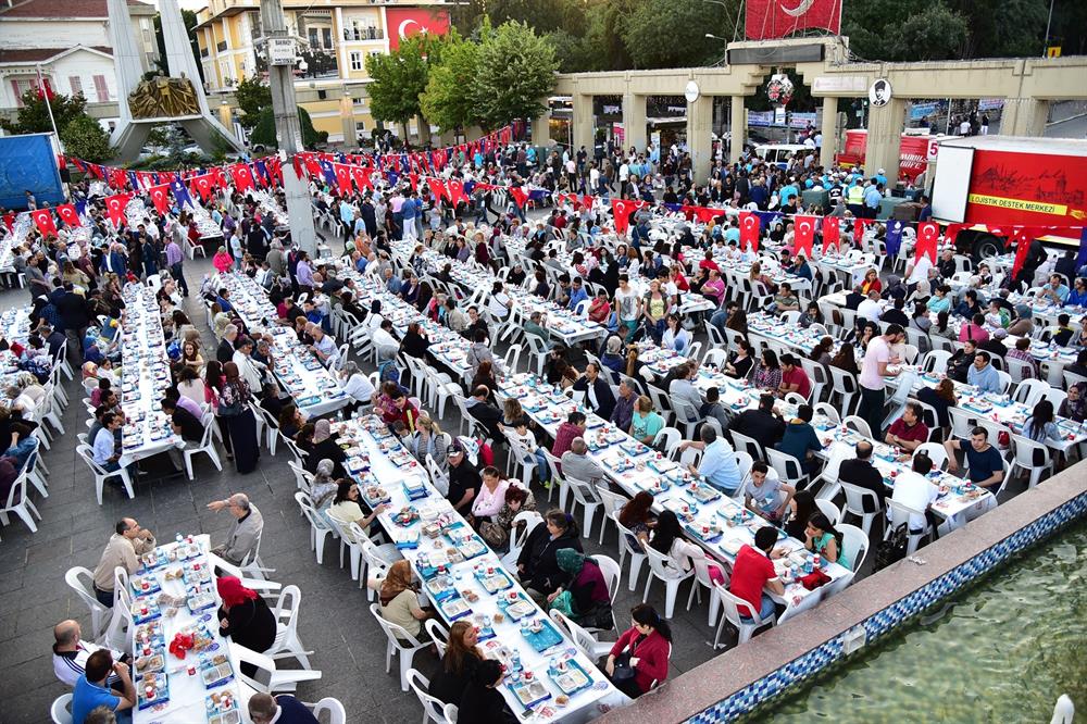 İstanbul Büyükşehir Belediyesi'nin Bakırköy'de düzenlediği iftar programından bir fotoğraf. 