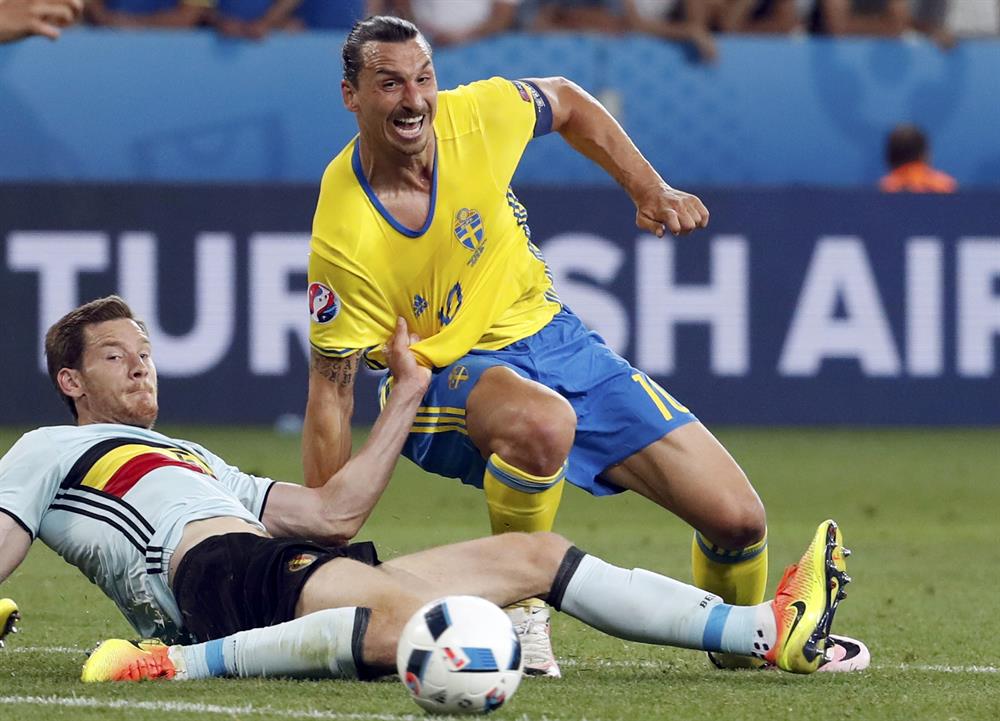 Vertonghen, Ibrahimovic ile ikili mücadelede.