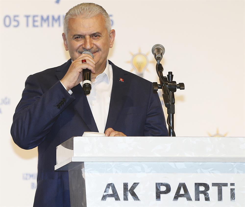 Başbakan Yıldırım, partisinin İzmir'deki bayramlaşma törenine katıldı.