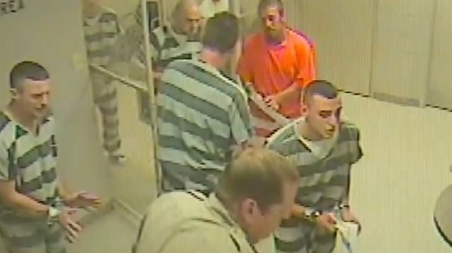 Mahkumlar gardiyanı kurtarmak için hücre kilidini kırdı