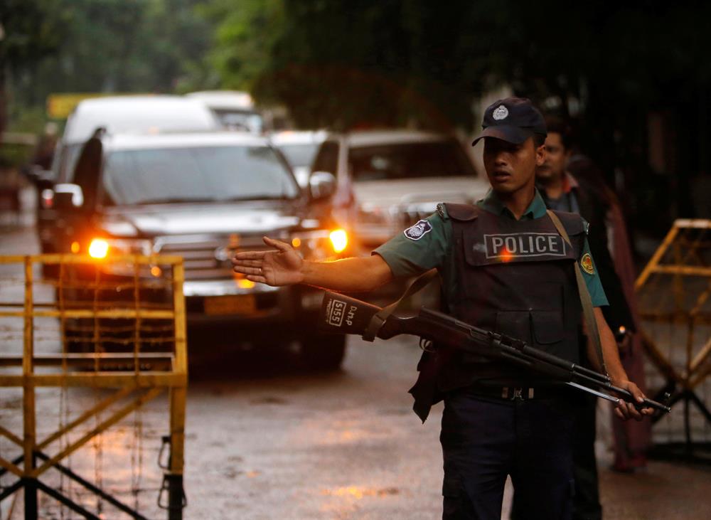 Bangladeş'in başkenti Dakka'daki diplomatik bölgede bir restoranda yaklaşık 35 kişinin rehin alınması eyleminde 20 rehinenin yaşamını yitirdi.