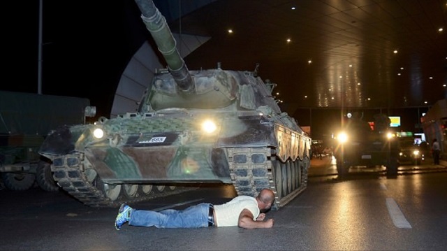 Tankın önüne yatan demokrasi kahramanı konuştu!