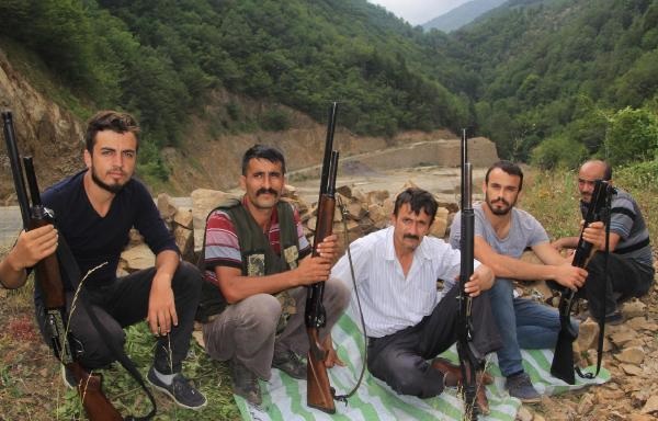 3 askerin şehit olduğu, 2 askerin yaralandığı çatışmanın ardından bölgede başlatılan geniş çaplı operasyon sürerken köylülerde silahlarıyla nöbet tutup, güvenlik güçlerine destek veriyor.