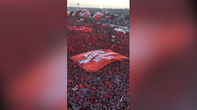 Yenikapıda dikkat çeken pankart