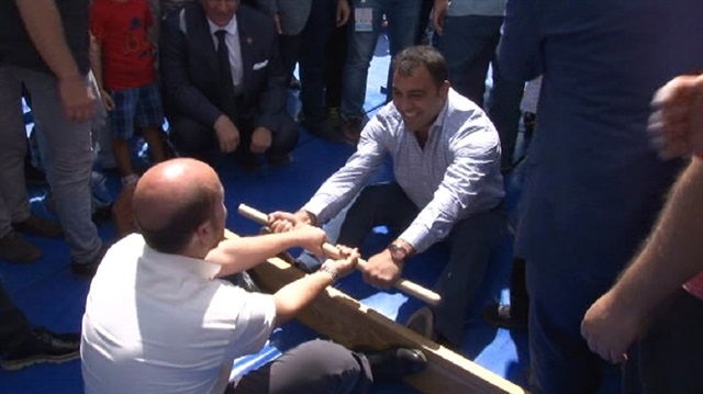 Bilal Erdoğan ve Hamza Yerlikaya’dan mas güreşi