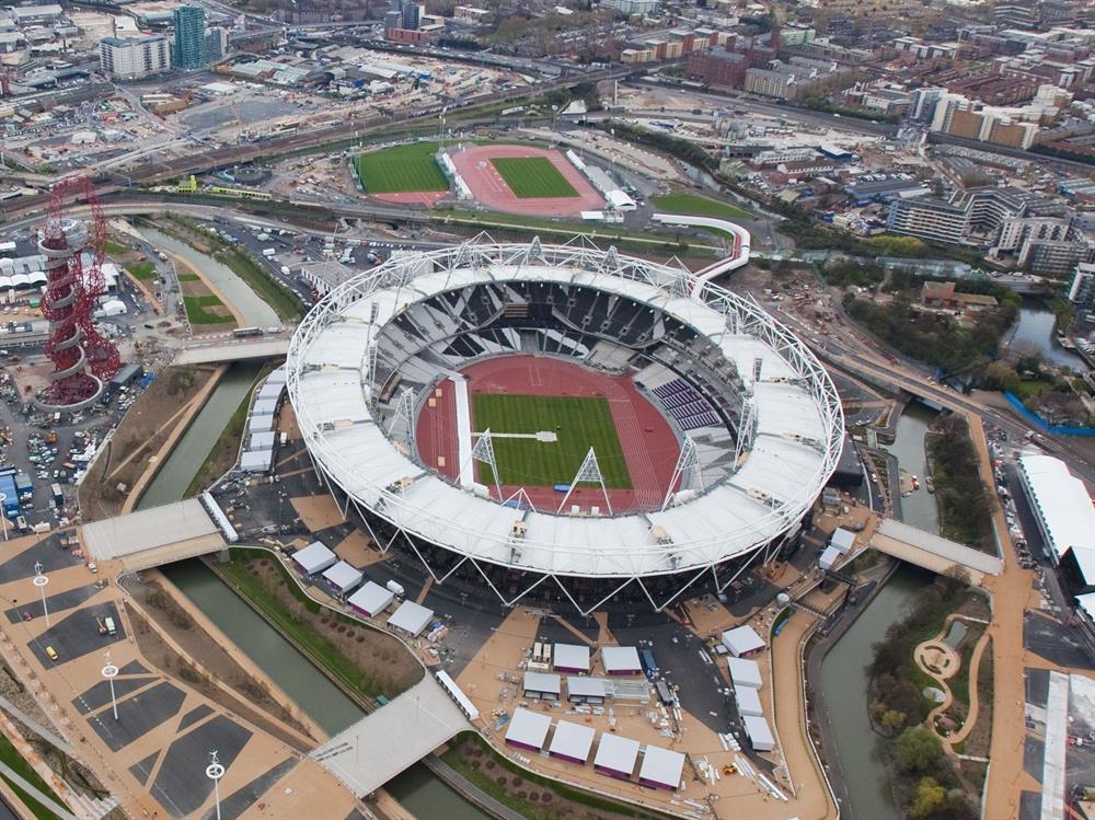 West Ham United'ın yeni stadyumunda tribünlerin sahaya uzak olması İngiliz futbolseverler tarafından beğenilmedi.