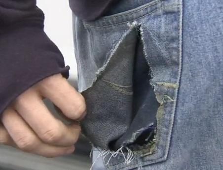 Darin Hlavaty'nin arka cebinde iPhone 6 Plus patladıktan sonra, pantolonunda büyük bir delik oluştu.