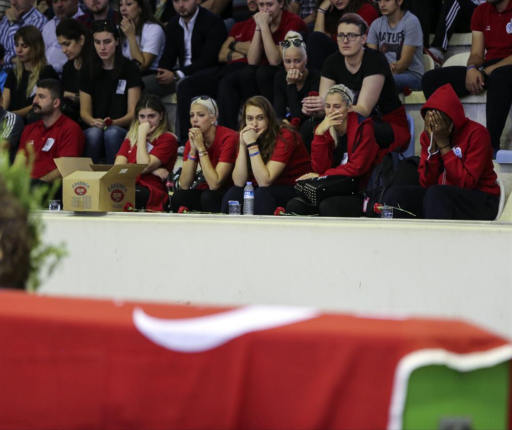 Canik Belediyespor'un basketbolcuları başantrenör Mehmet Can Öztürk için düzenlenen törende gözyaşlarını tutamadı.
