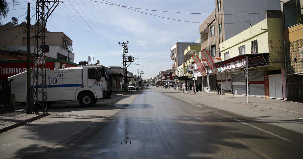 Adana, HDP'nin provokasyon çağrısına uymadı. Sokaklarda küçük çaplı yapılan izinsiz gösterilere polis müdahale etti. 