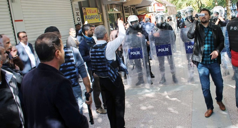 Provokasyonuna izin verilmeyen HDP'liler ile polis arasında gerginlik yaşandı.