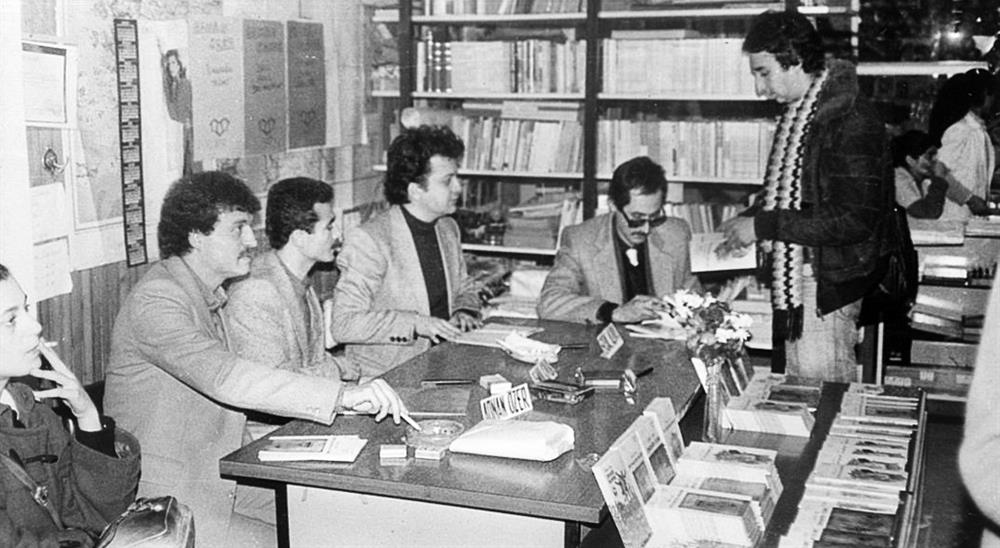Kadıköy'de Gençlik Kitabevi'ndeki Üç Çiçek'in ilk imza günü. Yıl 1984. (soldan sağa) Adnan Özer, Osman Konuk, Erdal Alova, Süleyman Yağız 