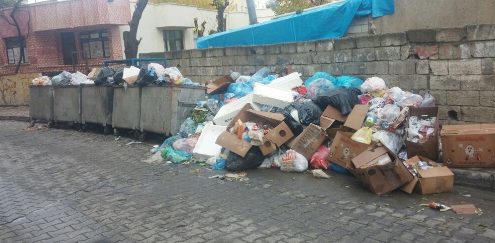 Siirt'te sokaklarda çöp yığınları oluşmuştu. 