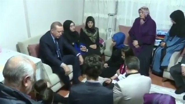 Erdoğan şehidin evinde Kur'an okuyup teşrik tekbiri getirdi