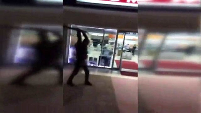 Yetkili servise kızdı LCD TVyi parçaladı