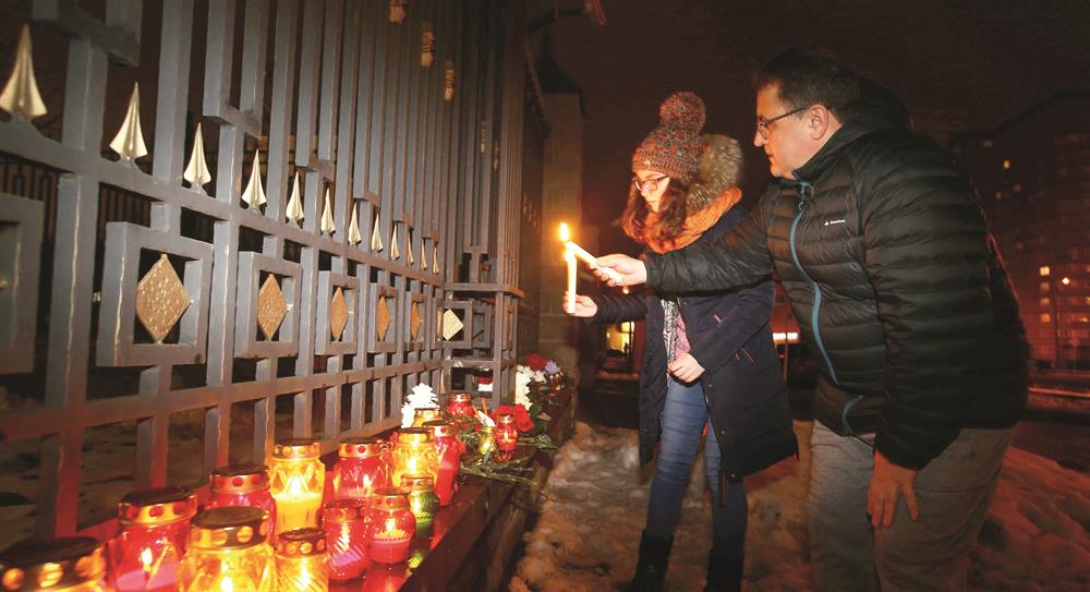 Belaruslular, Karadeniz'e düşen Rus uçağında hayatını kaybedenler için başkent Minsk'teki Rus Büyükelçiliği önüne mum bıraktı