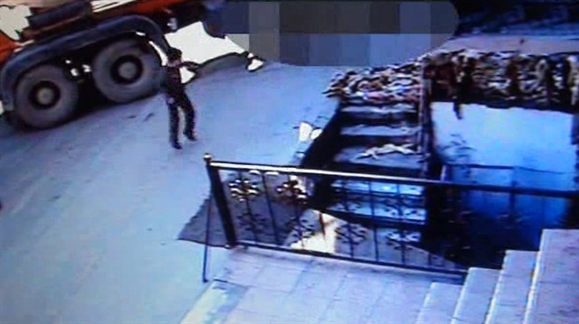 Beton mikseri kaldırımda yürüyen çocuğu ezdi
