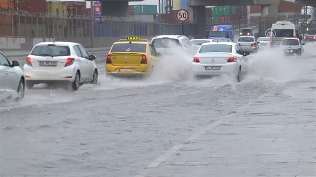 İzmir sular altında kaldı