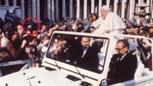 Mehmet Ali Ağca'nın 1981 yılında, Papa İkinci Jean Paul'u vurduğu an.