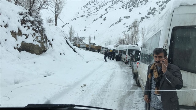 Çığ düşmesi sonucu yolda uzun kuyruklar oluştu. 