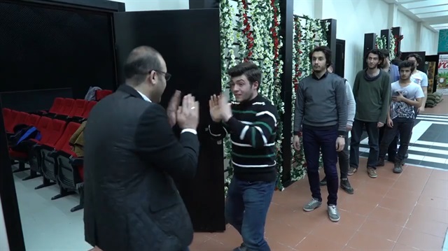Her öğrencisi ile ayrı selamlaşan öğretmenin yerli versiyonu