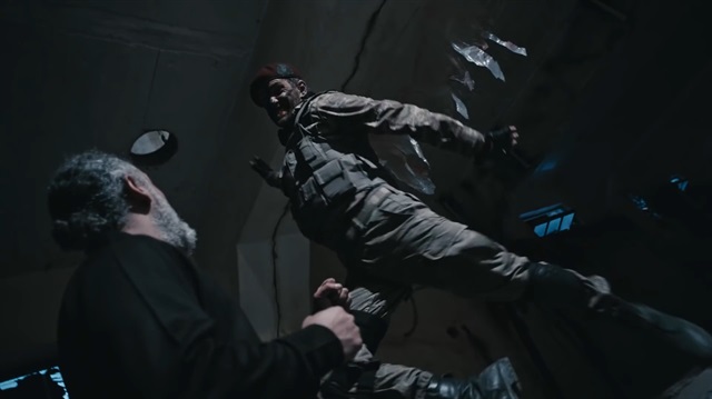 Bordo Bereliler Suriye’de filminde Osmanlı tokadı