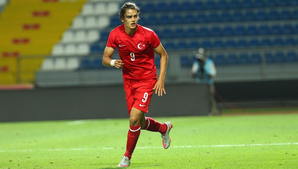 Enes Ünal, Hollanda'da sergilediği performansla Türkiye'nin Finlandiya ile oynayacağı maçın kadrosuna çağrıldı. Ünal, Hollanda Ligi'nde şimdiye kadar 13 gol atma başarısı gösterdi.