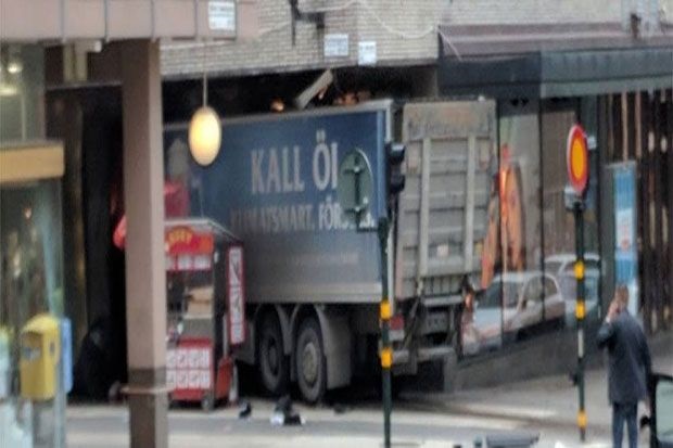 İsveç'in başkenti Stockholm'de bir kamyon büyük bir mağazaya daldı.