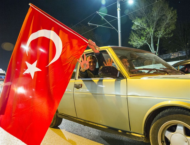 'Evet' çıkınca sokaklara böyle akın ettiler