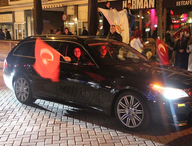 Hollanda'da tarihi 'evet'i kutladılar