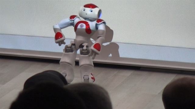 Gösteri yapan insansı robot ’bayıldı’