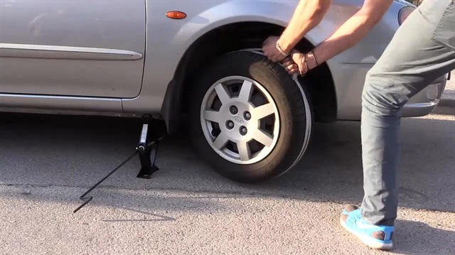 Aküsü biten aracı ilginç çalıştırma yöntemi!