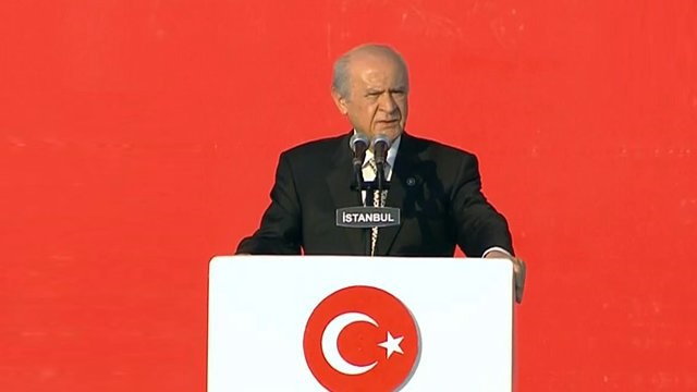 Devlet Bahçeli, 15 Temmuz darbe girişiminden sonra 7 Ağustos'ta Yeni Kapı'da düzenlenen tarihi mitingde milyonlara coşkulu bir konuşma yapmıştı.