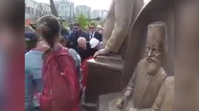 CHPli belediye Türk düşmanı Makariosun heykelini dikti