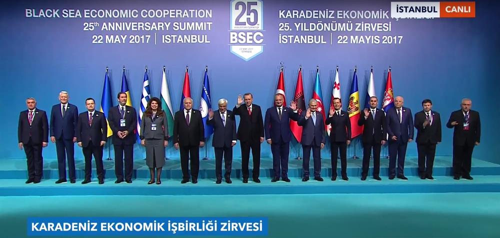 Erdoğan Lütfi Kırdar Uluslararası Kongre Merkezi ve Sergi Sarayı'nda düzenlenen "Karadeniz Ekonomik İşbirliği Teşkilatının (KEİ) 25. Kuruluş Yıldönümü Zirvesi"nde konuştu. ile ilgili görsel sonucu