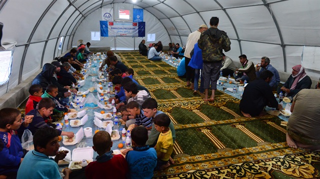 Suriyeliler ilk iftarı çadırlarda açtı
