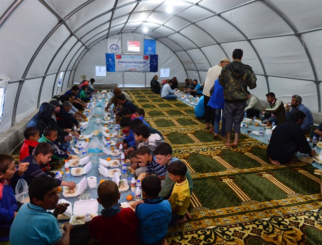 Suriyeliler ilk iftarı çadırlarda açtı