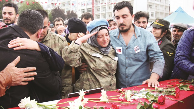 Şehit eşi Sema Peker, Uzman Çavuş kocası Gökhan Peker’in cenaze törenine eşinin kamuflajıyla törene katıldı. Peker, eşini asker selamıyla uğurladı.
