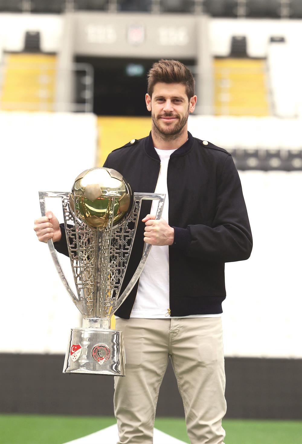 Fabrico 2016-2017 sezonu şampiyonluk kupasıyla poz verdi.