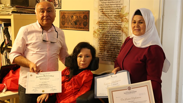 Hatice Özkan, en büyük desteği olan anne ve baba sevgisiyle hayata kalmayı başardığını söyledi.