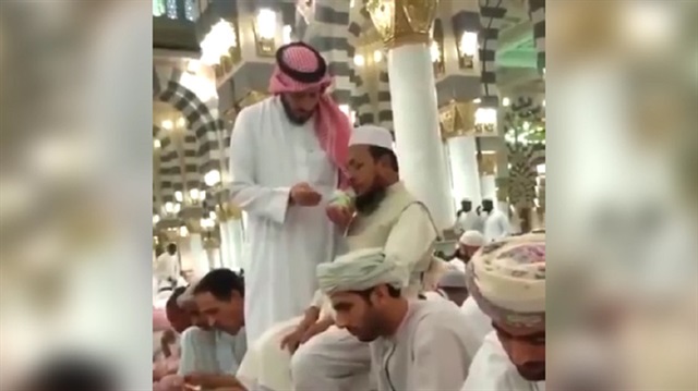 Herkes yemek yerken o engelli adama iftar yaptırdı