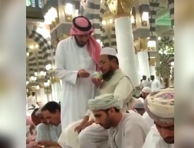 Herkes yemek yerken o engelli adama iftar yaptırdı