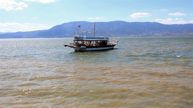 Burdur Gölü'nde 'alg patlaması' sonucu gölün rengi değişti.