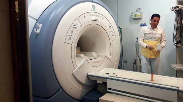 Emekli polis memurunun belindeki silah, mıknatısın etkisiyle yerinden çıkıp makineye yapıştı.