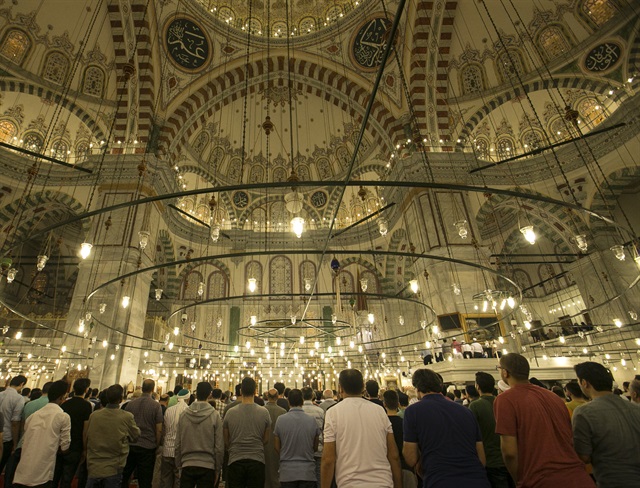 Vatandaşlar son teravih için Sultanahmet Cami'sini doldurdu