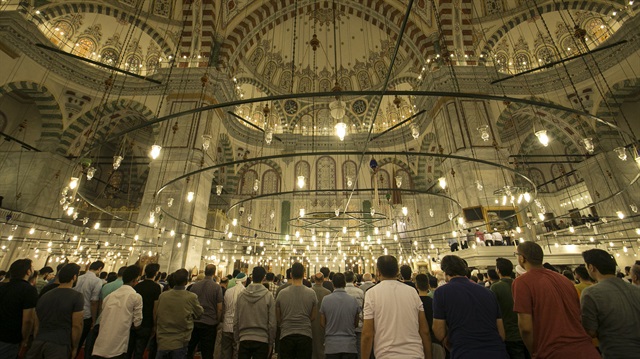 Vatandaşlar son teravih için Sultanahmet Camisini doldurdu